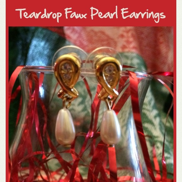 Beautiful vintage rhinestone/pearl earrings 🎉🎁