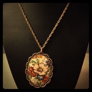 Vintage floral pendant necklace 🌸