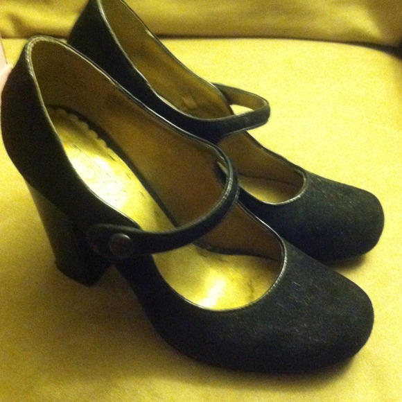 Black shoes fat heel