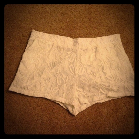 🚫SOLD🚫 White Lace Shorts