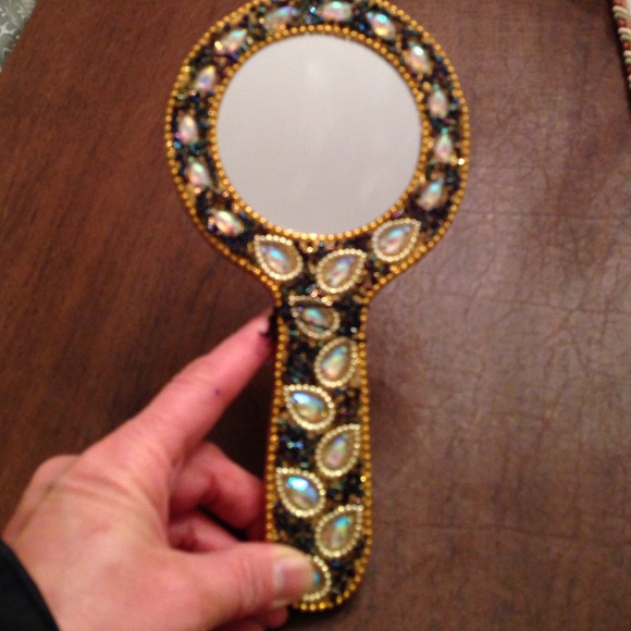 A beautifully crafted hand held mirror - Picture 1 of 2