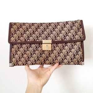 Bags - ✨HP!✨ Vintage tapestry fabric clutch! Bags - ✨HP!✨ Vintage tapestry fabric clutch!