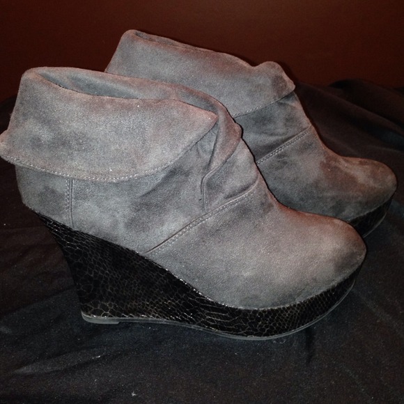 Nine West wedge, platform booties sz 10