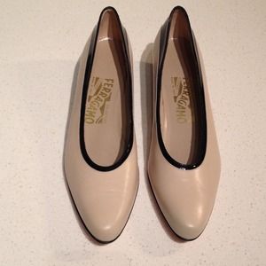 Vintage leather Ferragamo flats
