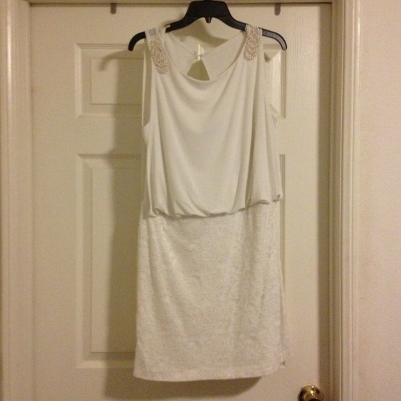 Short dress. Ivory color. - Picture 1 of 4