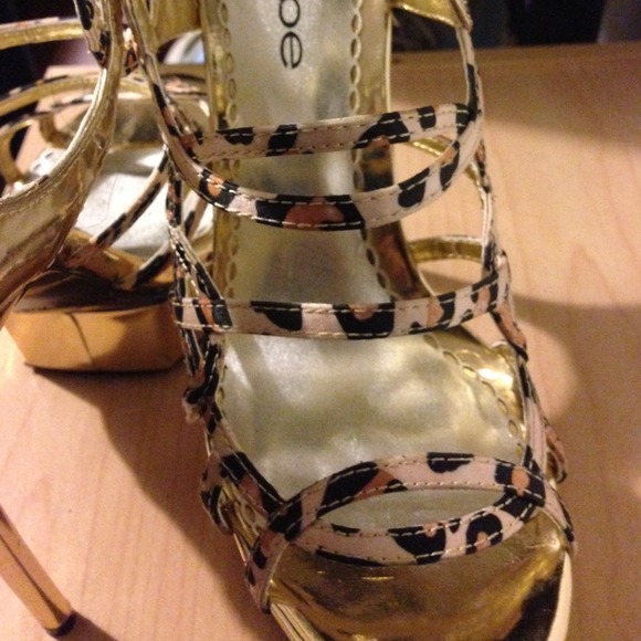 Bebe Lourdes leopard/gold color sandals, - Picture 3 of 3