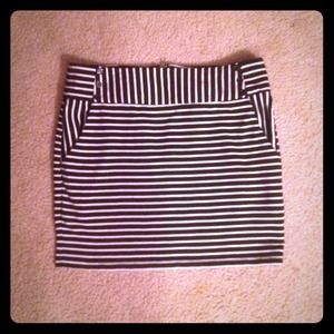 Stripped skirt with zipper on the back