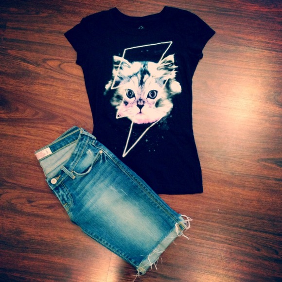 💘💋SOLD❗️Thunderbolt Kitty Shirt