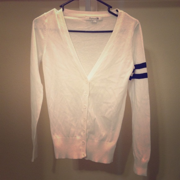 This sweater is too small for me.