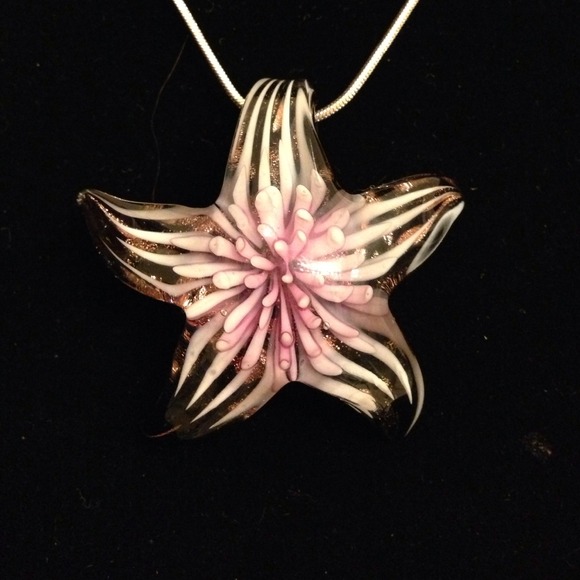 Jewelry - ‼️FS‼️ Beautiful Glass Blown Necklace