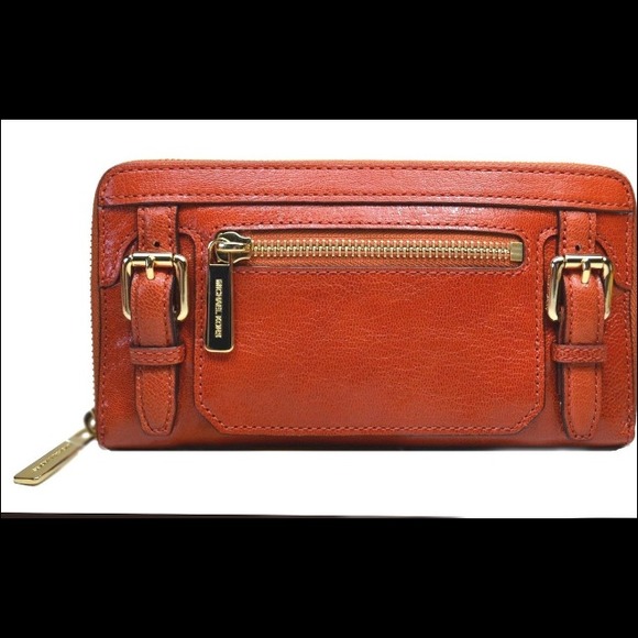 SOLD! 💜Michael Kors McGraw style wallet large