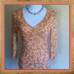 🚫SOLD🚫✨New Listing✨ Beautiful 3/4 Sleeve Top