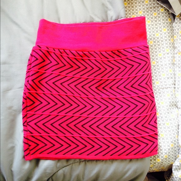 💚Pink zigzag mini skirt💚 - Picture 2 of 2