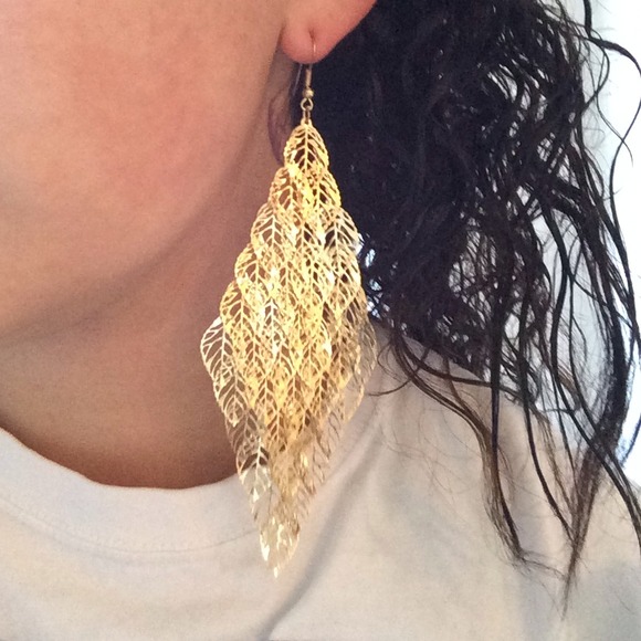 PRICE REDUCED 🎉 New gold leaf earrings