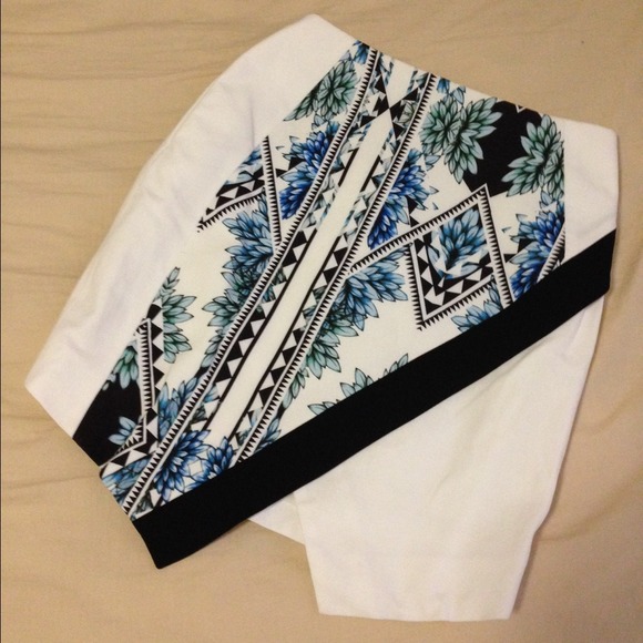 finders keepers Dresses & Skirts - 🎉HOST PICK🎉Finders Keepers skirt