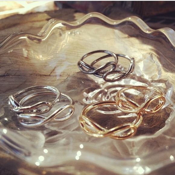 Set of gold midi rings!