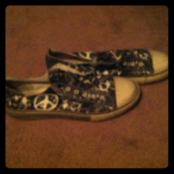 converse style, there are not any laces