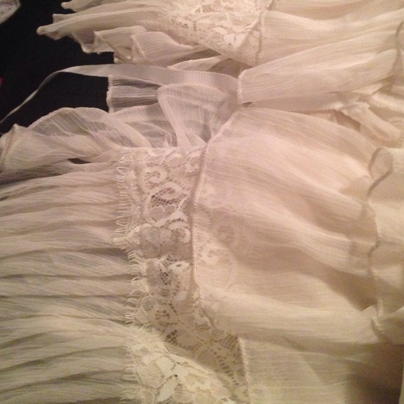 Cecio Ivory Ruffled Vest Size Small - Picture 4 of 4