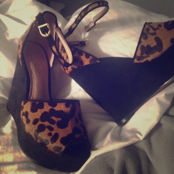 SOLD VIA EBAY!Vince Camuto Leporad Peep toe wedges