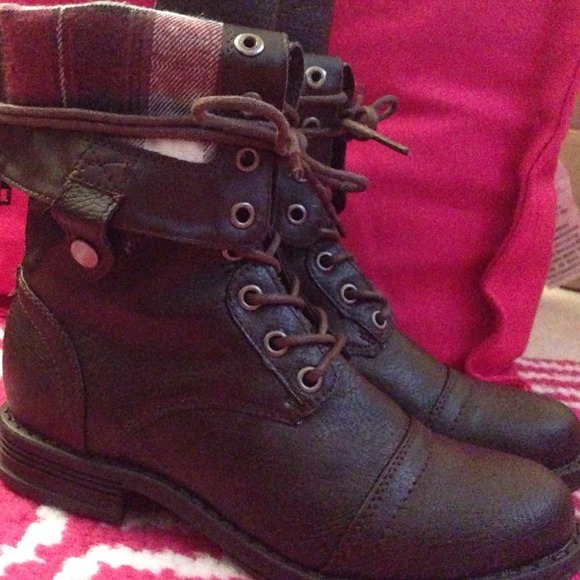 Combat boots