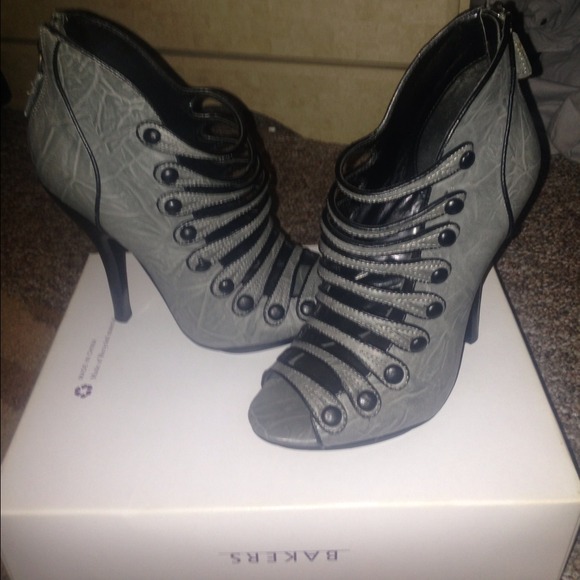 Gray heels reduced!!!!!!!!!!! - Picture 2 of 4