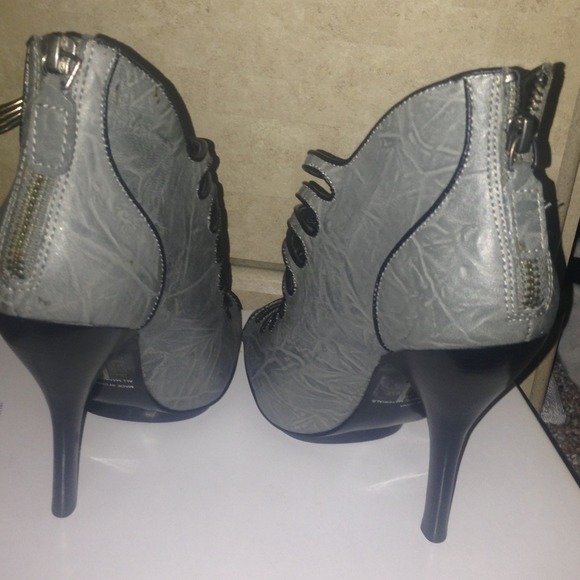 Gray heels reduced!!!!!!!!!!! - Picture 3 of 4