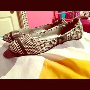 ⭐️Reduced ⭐️ Black and white tribal print flats!