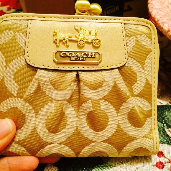 TODAY ONLY!! Madison op art kisslock  Coach wallet