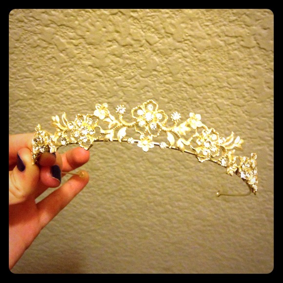 Silver jeweled tiara!! Gorgeous!!