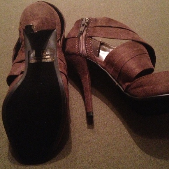 Gray/tan heels - Picture 2 of 2
