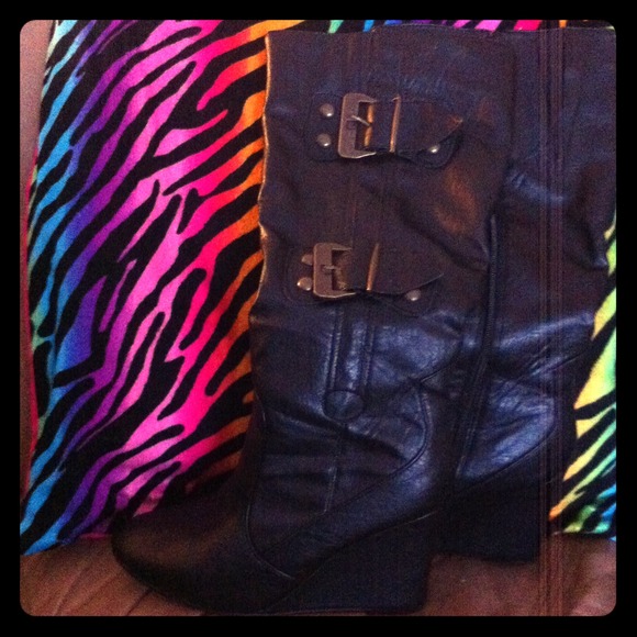 Black wedge boots