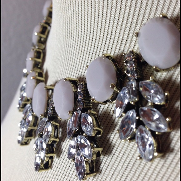 ❌SOLD❌Gray Crystal Leaf Necklace - Picture 2 of 4