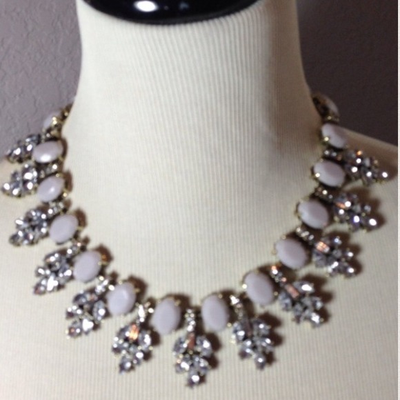 ❌SOLD❌Gray Crystal Leaf Necklace - Picture 4 of 4