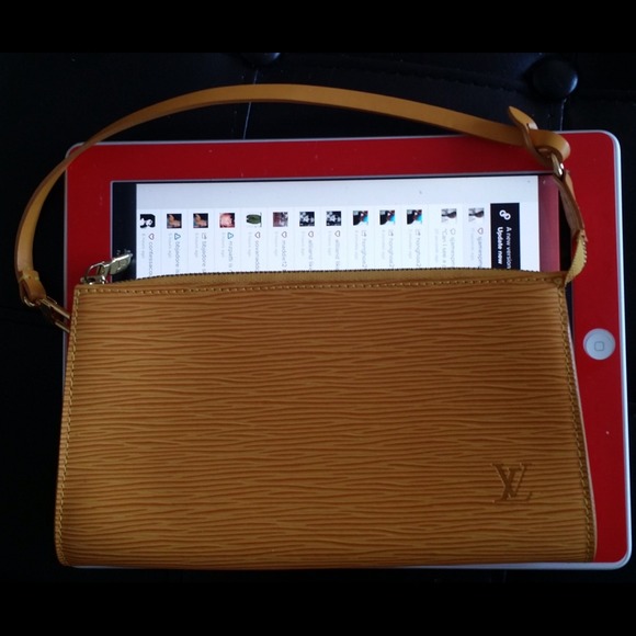 😘HP 3/11😘Auth LV epi leather pochette - Picture 2 of 4