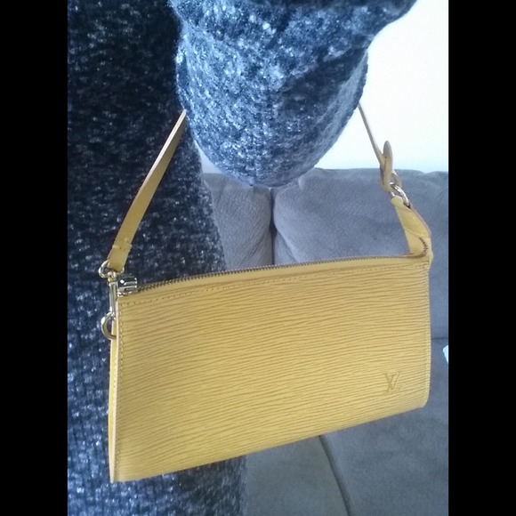 😘HP 3/11😘Auth LV epi leather pochette - Picture 4 of 4