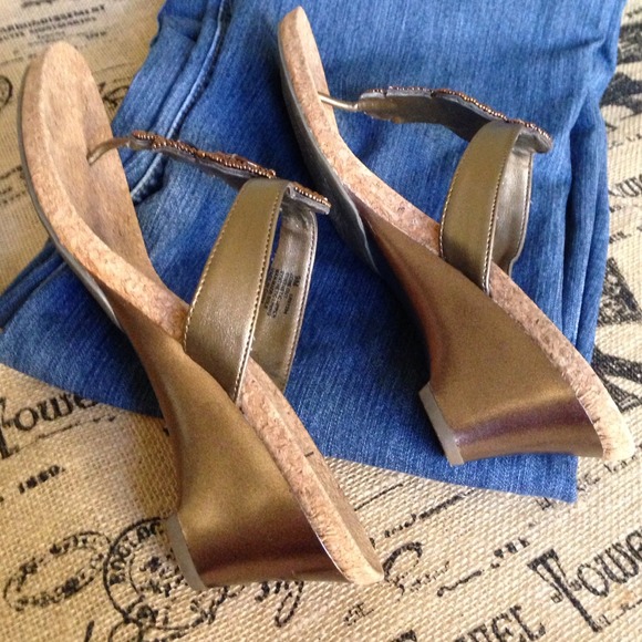 SOLD! KENNETH COLE THONG SANDALS W CRYSTAL SIZE 9 - Picture 2 of 4