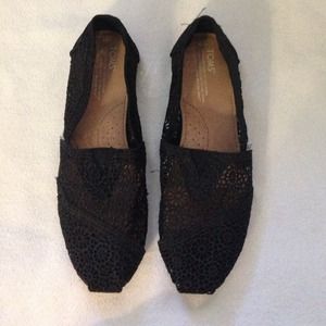 Black lace toms