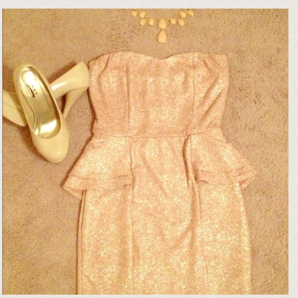 💥Keeping💥Bebe peplum pastel dress