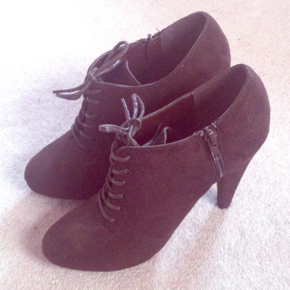 Brown-suede booties