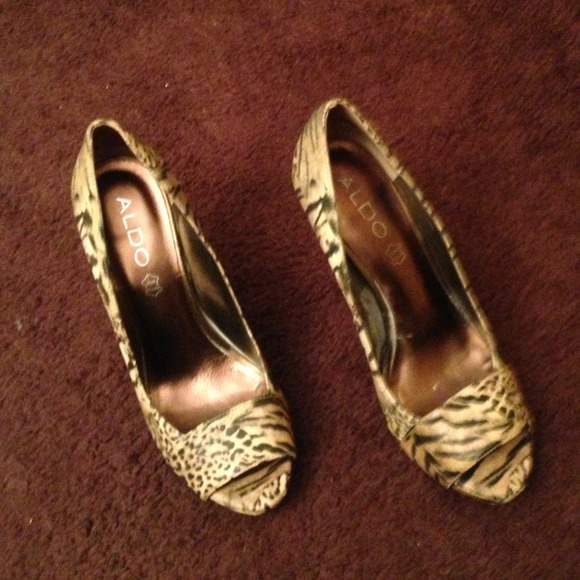 Tiny scratch on the left shoe outside