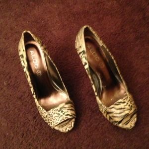 Tiny scratch on the left shoe outside
