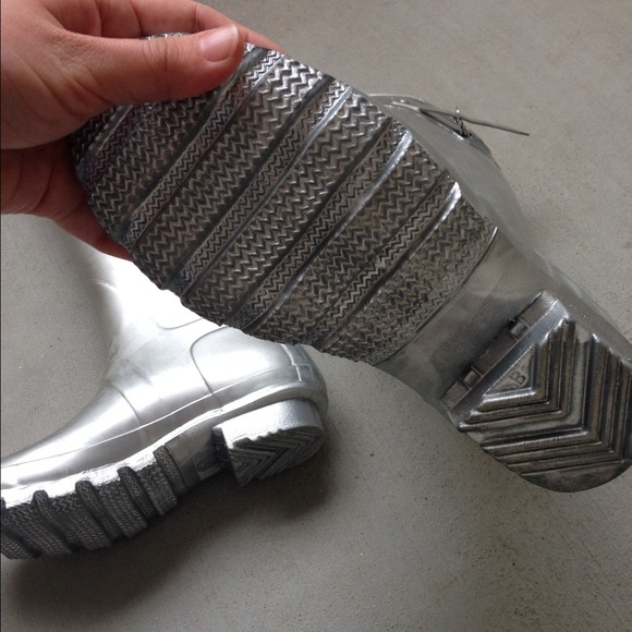 SOLD!! Hunter silver metallic boots - Picture 4 of 4
