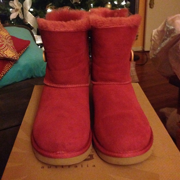 UGG Bailey Button size 3 KIDS