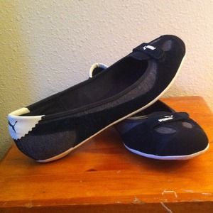 Sporty black Puma flats