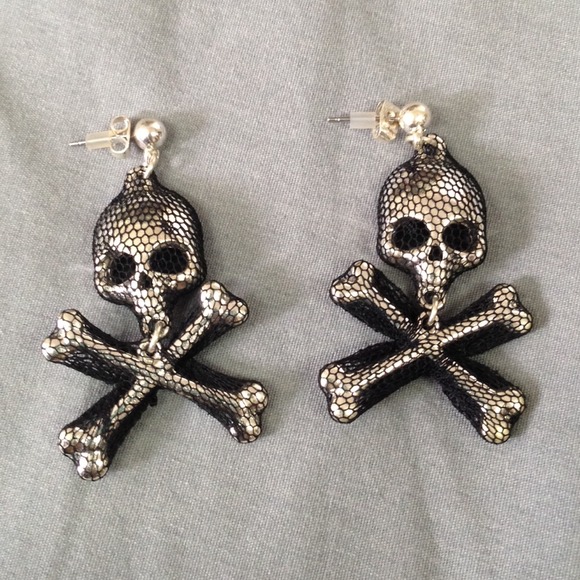 Jewelry - ❌BUNDLED❌ 🆕 skull and crossbones earrings