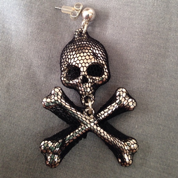 ❌BUNDLED❌ 🆕 skull and crossbones earrings - Picture 2 of 3