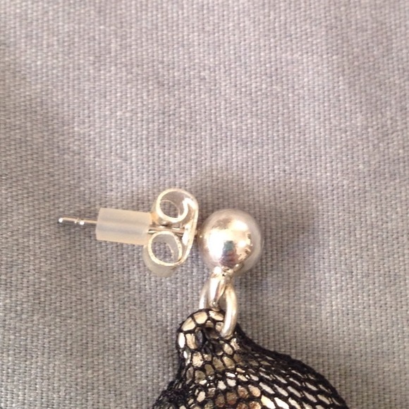 ❌BUNDLED❌ 🆕 skull and crossbones earrings - Picture 3 of 3