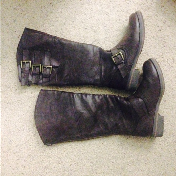 BROWN RIDING BOOTS