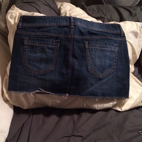 G by Guess skirt - Picture 2 of 3