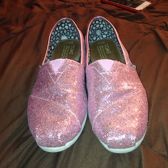 Sparkly pink toms.